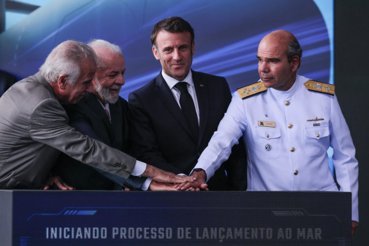 Fotografía del 27 de marzo de 2024 del presidente de Brasil, Luiz Inácio Lula Da Silva y el de Francia, Emmanuel Macron, en la ceremonia de lanzamiento del submarino Tonero, en Río de Janeiro. EFE/ André Coelho