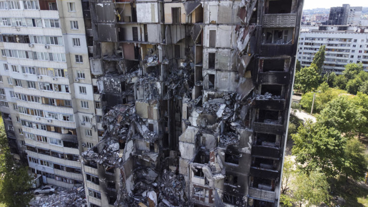 Ucrania se enfrenta a la monumental tarea de reconstruir miles de viviendas destruidas