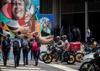 El reparto a domicilio, un boyante sector en Venezuela que emplea a miles de personas