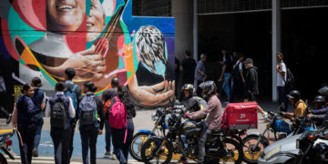 El reparto a domicilio, un boyante sector en Venezuela que emplea a miles de personas