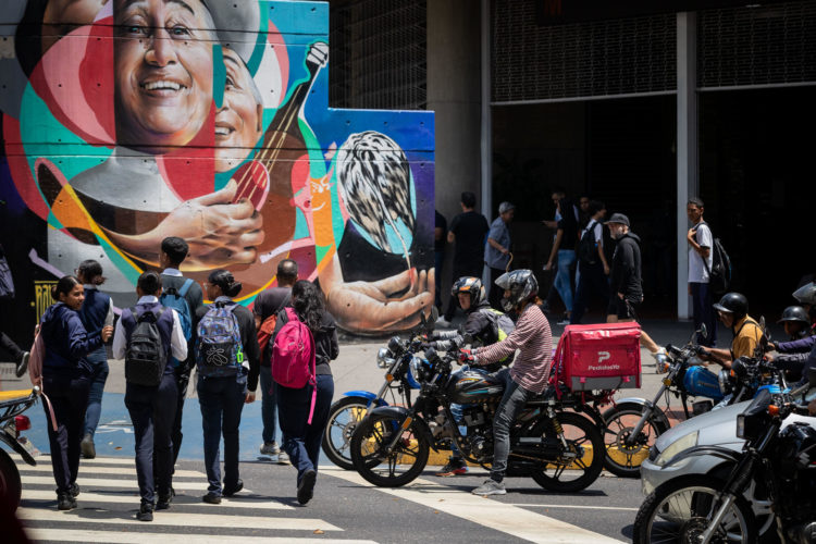 Un repartidor de servicio a domicilio conduce su motocicleta por una calle el 4 de marzo de 2024, en Caracas (Venezuela). EFE/Rayner Peña R.