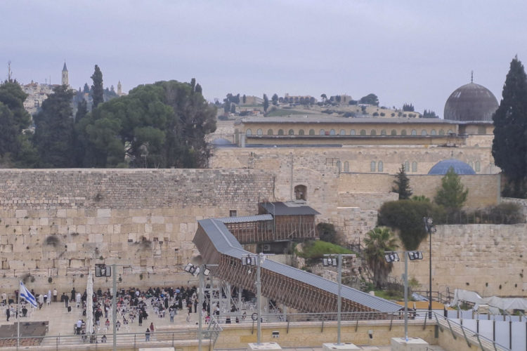 Vista del Muro de las Lamentaciones (primer término) y del tejado de la mezquita de Al Qasa (al fondo), en Jerusalén. EFE/ Jorge Fuentelsaz
