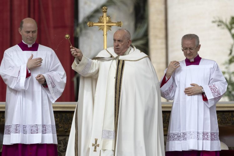 Vatican City (Vatican City State (holy See)), 31/03/2024.- Pope Francis (C) leads the easter mass in Saint Peter's Square, Vatican City, 31 March 2024. (Papa) EFE/EPA/MASSIMO PERCOSSI