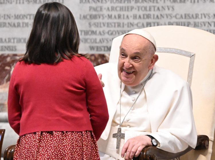 El papa Francisco (D) saluda a una niña en el Vaticano el 9 de marzo de 2024. (Papá, Obispo) EFE/EPA/CLAUDIO PERI