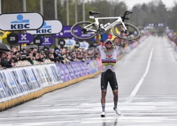 Van der Poel gana su tercer Tour de Flandes con otra exhibición