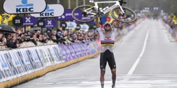 Van der Poel gana su tercer Tour de Flandes con otra exhibición