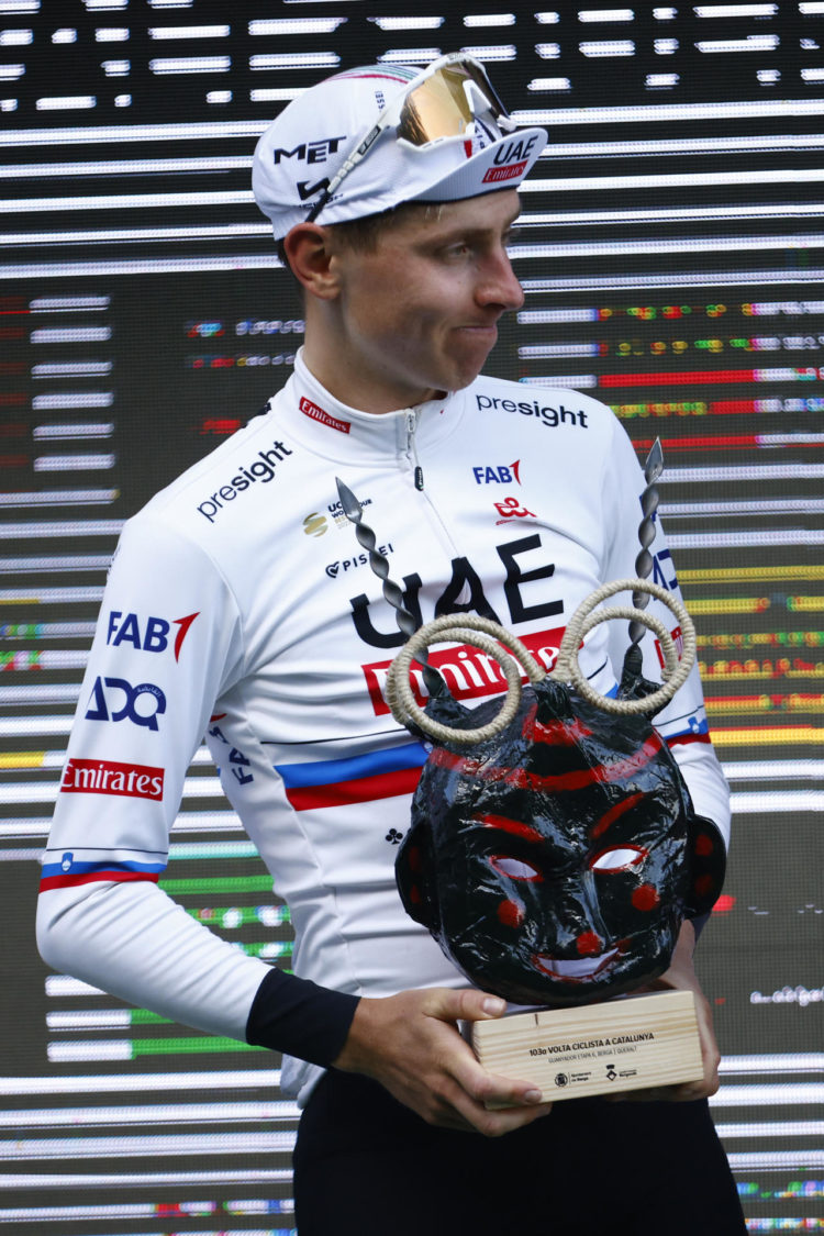 El esloveno Tadej Pogacar (UAE Emirates Team) en el podio tras imponerse vencedor de la quinta estapa de la Volta Ciclista a Cataluña disputada este sábado, entre Berga y Queralt (Berga), de 154,5km de recorrido. EFE/ Quique Garcia