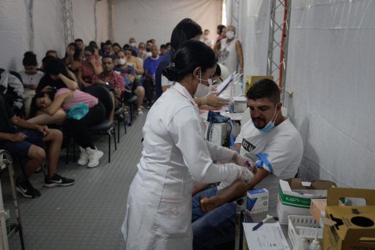 Imagen de archivo de pacientes infectados y sospechosos de padecer dengue. EFE/ Isaac Fontana