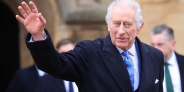 El rey Carlos III reaparece sonriente para felicitar la Semana Santa