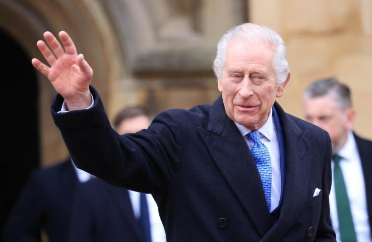 El rey Carlor III saluda a la salida de la misa de Pascua. (Reino Unido) EFE/EPA/NEIL HALL