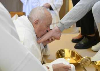El papa Francisco en silla de ruedas lava los pies a doce reclusas por Jueves Santo