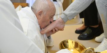 El papa Francisco en silla de ruedas lava los pies a doce reclusas por Jueves Santo
