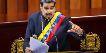 Chavistas se trasladan a Caracas para acompañar la inscripción de la candidatura de Maduro