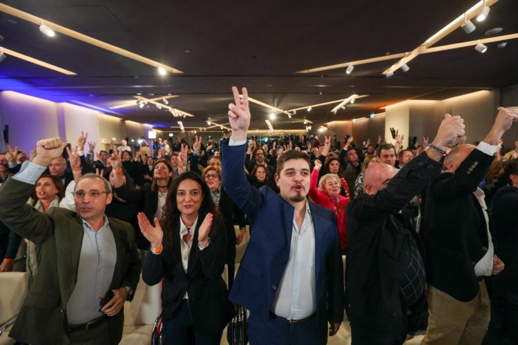 Los partidarios de la coalición Alianza Democrática (AD) animan los primeros resultados de las elecciones legislativas de 2024 en la sede de AD en Lisboa, Portugal, 10 de marzo de 2024. EFE/ Tiago Petinga