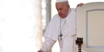 El papa pide hacer «todos los esfuerzos» para negociar el final de las guerras