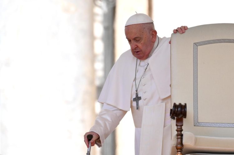 El papa Francisco llega para dirigir la audiencia general semanal en la Plaza de San Pedro, Ciudad del Vaticano, el 20 de marzo de 2024. EFE/EPA/ETTORE FERRARI