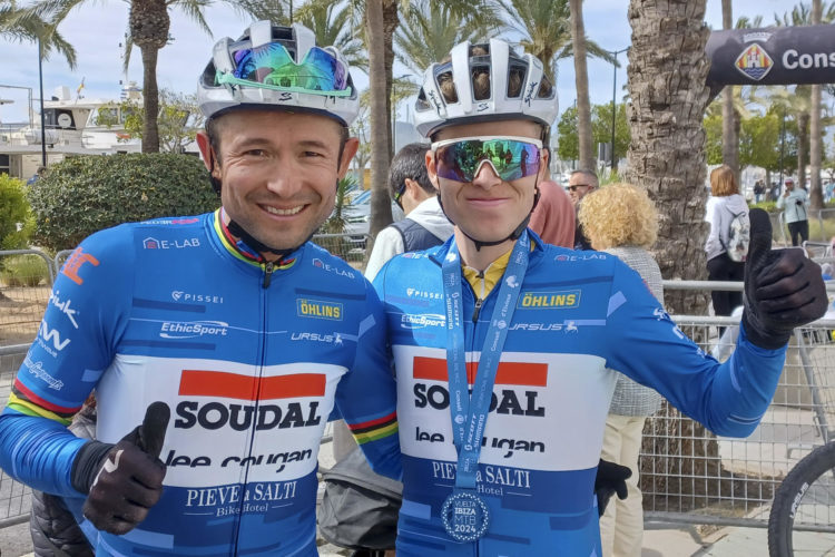 El colombiano Héctor Leonardo Páez (i), y el italiano Dario Cherchi (Soudal Leecougan), tras ganar la 23 edición de la Vuelta a Ibiza de bicicleta de montaña. EFE/Carlos de Torres