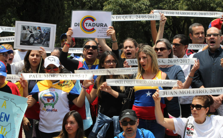 Fotografía de archivo de cientos de venezolanos radicados en Ciudad de México que protestan en el Monumento a los Niños Héroes, en Ciudad de México (México). EFE/Mario Guzmán