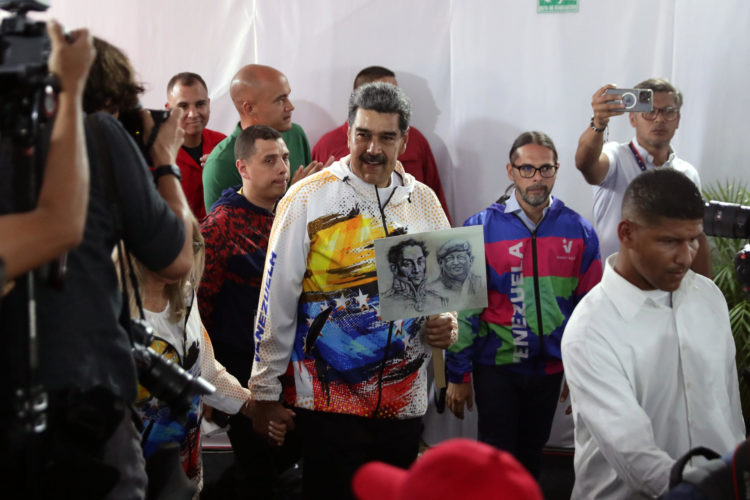 El mandatario de Venezuela, Nicolás Maduro (c), llega este lunes a la sede del Consejo Nacional Electoral (CNE) para hacer oficial su candidatura a las presidenciales del próximo 28 de julio, en las que competirá por un tercer período en el poder, que ocupa desde 2013, en Caracas (Venezuela). EFE/Rayner Peña R.