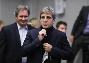 Argentina afirma que levantará las restricciones cambiarias pero sin correr riesgos