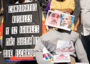 Caraqueños queman a Manuel Rosales ya a Maduro para recrear la muerte de Judas