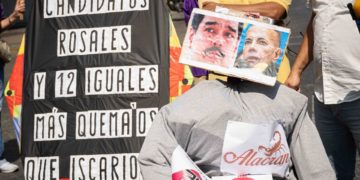 Caraqueños queman a Manuel Rosales ya a Maduro para recrear la muerte de Judas