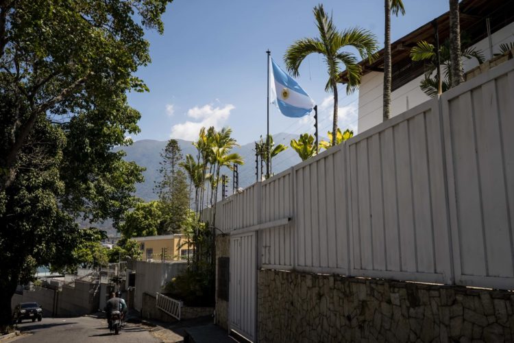 Fotografía de la sede de la Embajada de Argentina el 27 de marzo de 2024 en Caracas. EFE/ Miguel Gutiérrez
