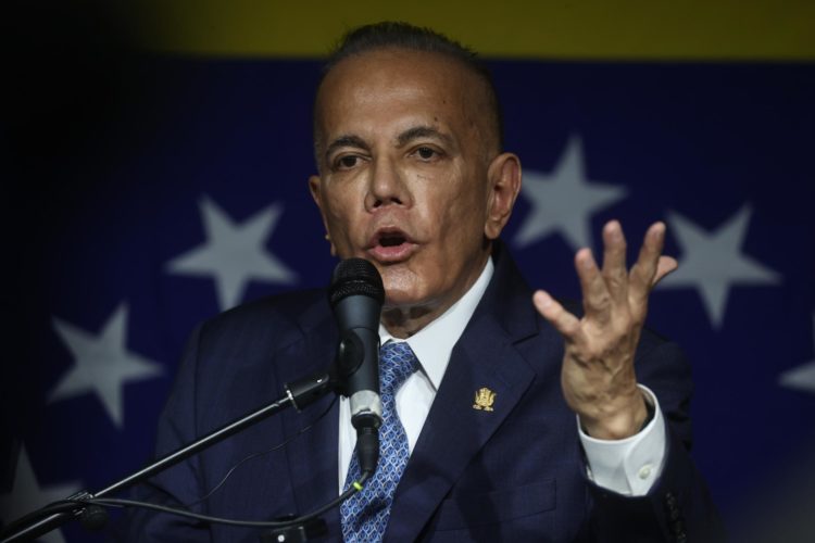 El gobernador del estado venezolano de Zulia, Manuel Rosales, ofrece una rueda de prensa este martes en Caracas (Venezuela). EFE/ Miguel Gutiérrez