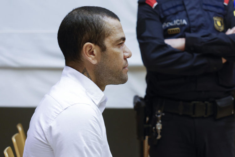El exjugador brasileño del FC Barcelona Dani Alves, durante el juicio por la violación de una mujer en un baño de la discoteca Sutton de Barcelona en diciembre de 2022. EFE/ Alberto Estévez /