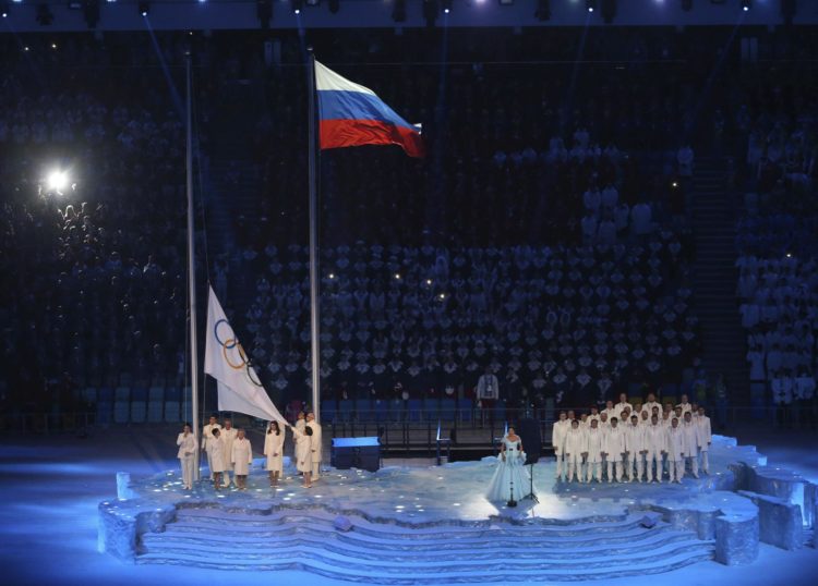 Izado de la bandera olímpica (i) al lado de la rusa en foto de archivo de Tatyana Zenkovich. EFE