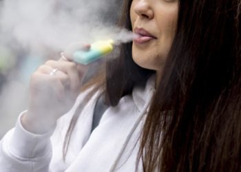 Identifican cambios similares en el ADN de las células de fumadores y vapeadores