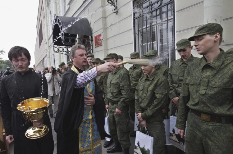 Un sacerdote bendice a jóvenes reclutas rusos en una imagen de archivo. EFE/Anatoly Maltsev