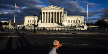 El Supremo de EE.UU. prohíbe una ley de Texas que permite a los policías detener y expulsar migrantes