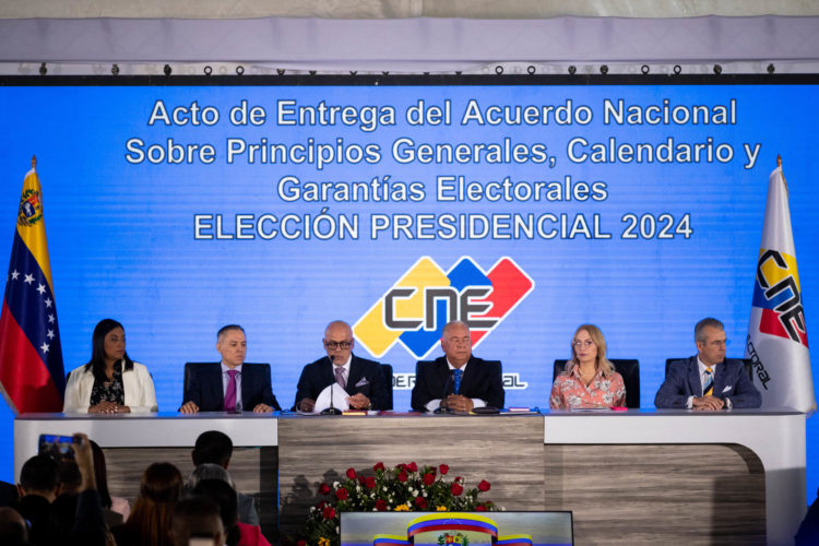 El presidente del Parlamento venezolano, Jorge Rodríguez (3i); el presidente del Consejo Nacional Electoral (CNE), Elvis Amoroso (3d); los rectores Aime Nogal (i), Carlos Quintero (2i), Rosalba Gil (2d) y Juan Carlos Delpino (d), participan en un acto en la sede del CNE, en una fotografía de archivo. EFE/ Rayner Peña R.