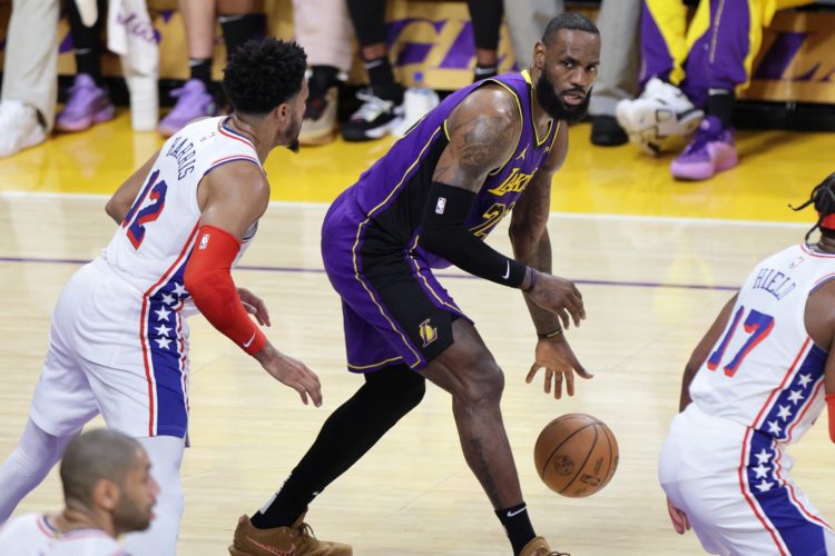 El alero de los Angeles Lakers LeBron James en un partido de la NBA entre los Angeles Lakers y los Philadelphia 76ers en los Ángeles, California, Estados Unidos, este 22 de marzo 2024. EFE/EPA/Allison Dinner