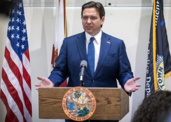 DeSantis firma una polémica ley que prohíbe las redes sociales a menores de 13 años