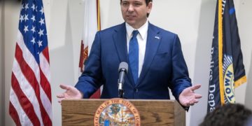 DeSantis firma una polémica ley que prohíbe las redes sociales a menores de 13 años