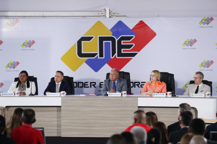 Fotografía del 25 de marzo de 2024 del presidente del Consejo Nacional Electoral (CNE), Elvis Amoroso (c), junto a los rectores del CNE Aime Nogal (i), Carlos Quintero (2i), Rosalba Gil (2d) y Juan Carlos Delpino (d), en Caracas. EFE/ Rayner Peña R.