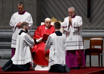 El papa renuncia a presidir el vía crucis para cuidar su salud durante la Semana Santa