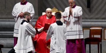El papa renuncia a presidir el vía crucis para cuidar su salud durante la Semana Santa