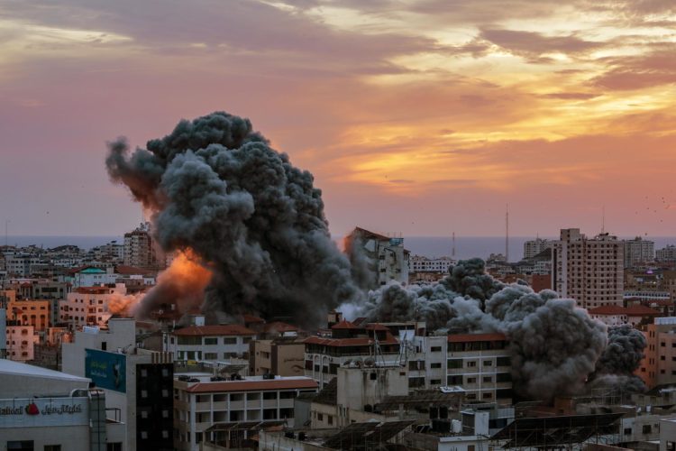 Imagen de archivo de la explosión de bombas lanzadas por cazas israelíes sobre la ciudad de Gaza. EFE/EPA/MOHAMMED SABER