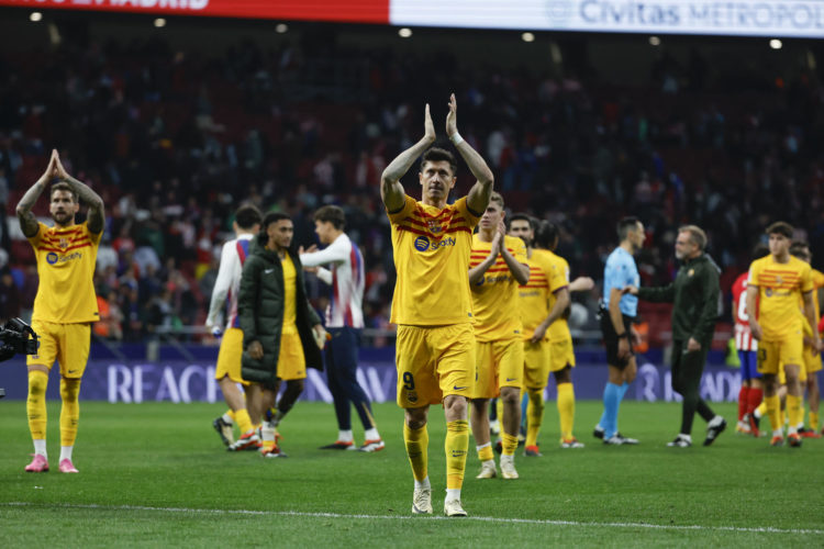 El delantero del Barcelona Robert Lewandowski celebra la victoria ante el Atlético, al término del partido de Liga en Primera División que Atlético de Madrid y FC Barcelona disputaron en el estadio Metropolitano. EFE/Juanjo Martín