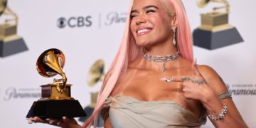 El avión de Karol G realiza un aterrizaje de emergencia en Los Ángeles sin heridos