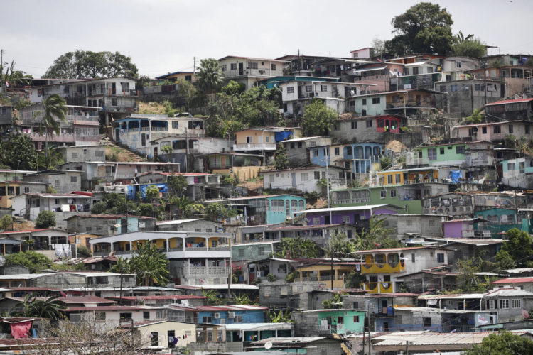 Fotografía de casas en el distrito de San Miguelito, en la Ciudad de Panamá (Panamá). EFE/Bienvenido Velasco