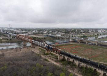 Una corte de EEUU bloquea la entrada en vigor de la ley antiinmigrante de Texas mientras la evalúa