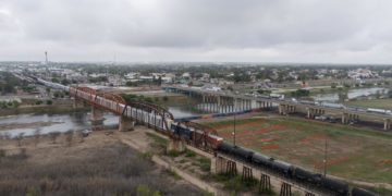 Una corte de EEUU bloquea la entrada en vigor de la ley antiinmigrante de Texas mientras la evalúa