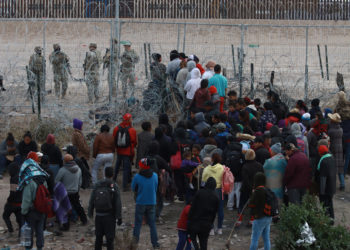 Migrantes acampan en la frontera de México entre el caos generado por la ley SB4 de Texas