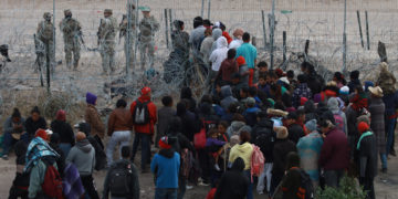 Migrantes acampan en la frontera de México entre el caos generado por la ley SB4 de Texas