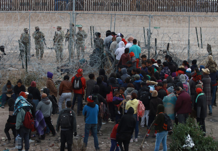 Migrantes tratan de cruzar las vallas fronterizas, el 20 de marzo de 2024, en Ciudad Juárez, Chihuahua (México). EFE/ Luis Torres