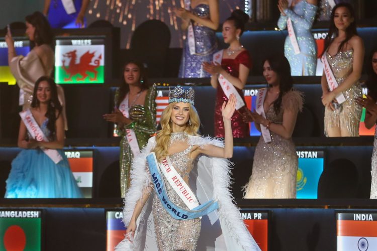 Mumbai, India).- La checa Krystyna Pyszkova hace un gesto después de ganar el 71º concurso de Miss Mundo en Mumbai, India, el 9 de marzo de 2024. El certamen se desarrolló bajo el lema "Belleza con un propósito". EFE/EPA/DIVYAKANT SOLANKI